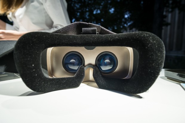 Das Headset trägt sich vergleichbar gut wie Samsungs Gear VR. (Bild: Tobias Költzsch/Golem.de)