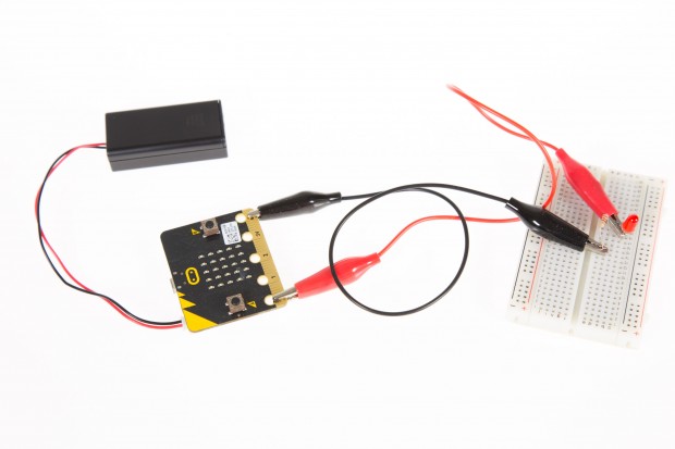 Die großen Kontaktflächen können mit Krokodilklemmen verwendert werden. (Foto: Martin Wolf/Golem.de)