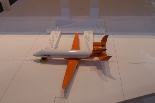 Noch eine Etage höher parken die Flugzeuge und werden abgefertigt. (Foto: Werner Pluta/Golem.de)