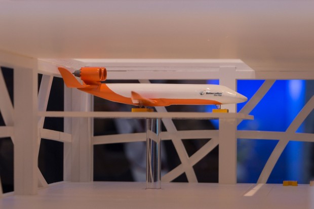 Ein Lift bringt die Maschine auf das Oberdeck, ... (Foto: Werner Pluta/Golem.de)