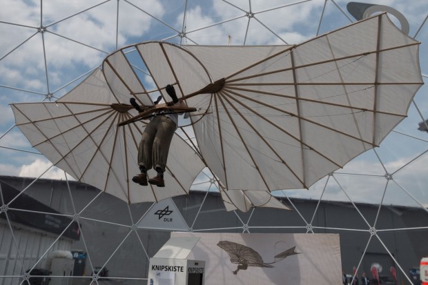 Historisch: ein Nachbau des Gleiters des Flugpioniers Otto Lilienthal (Foto: Werner Pluta/Golem.de)