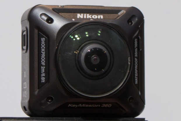 Die Kamera hat zwei Objektive und zwei Sensoren. (Foto: Werner Pluta/Golem.de)