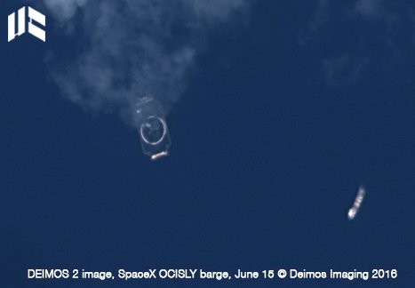 Ein Satellitenbild zeigt das SpaceX-Landeschiff "Of Course I still love you" 40 Minuten nach einem missglückten Landeversuch. (Bild: Deimos Imaging)