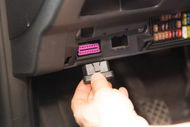 Die OBD2-Schnittstelle befindet sich üblicherweise unter dem Armaturenbrett. (Foto: Martin Wolf, Golem.de) 