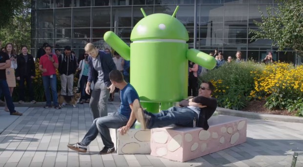 Enthüllung der Statue von Android Nougat vor Googles Hauptquartier (Bild: Google)