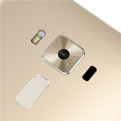 Die Kamera hat einen Dual-Blitz und einen Laser-Autofokus. (Bild: Asus)