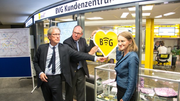 Staatssekretär Henner Bund, Finanzsenator Matthias Kollatz-Ahnen und BVG-Chefin Sigrid Evelyn Nikutta präsentieren die 25. U-Bahnstation mit freiem WLAN. (Foto: Martin Wolf/Golem.de)
