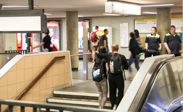 Nicht während der Fahrt, aber immerhin im Bahnhof können Fahrgäste kostenlos ins Netz. (Foto: Martin Wolf/Golem.de)