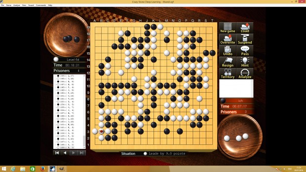 Ein Spiel gegen den Computer auf der zweithöchsten Stufe mit 6 Handicapsteinen. Nach dem Tod der Gruppe im Zentrum gewinnt der Computer.