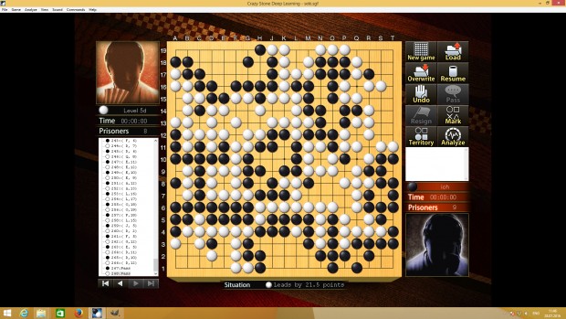 Crazy Stone kann Portäts der Spieler darstellen. Je nach Spielstand mit passendem Ausdruck. Der rote Spieler oben links liegt in Führung.