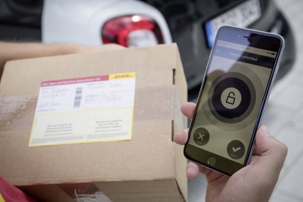 In-Car-Delivery von DHL und Smart (Bild: Smart)