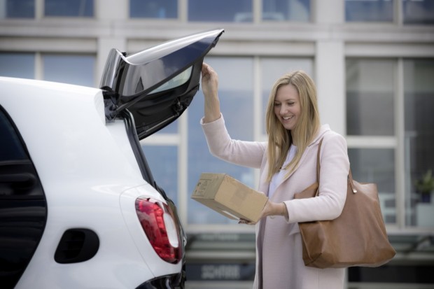 In-Car-Delivery von DHL und Smart (Bild: Smart)