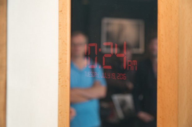 Bei Nichtbenutzung kann Dirror entweder ausgeschaltet oder etwa als Uhr verwendet werden. (Bild: Martin Wolf/Golem.de)
