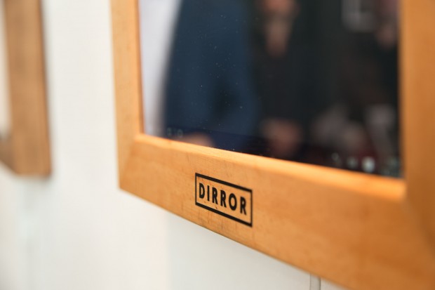 Dirror ist in drei Größen mit jeweils drei verschiedenen Holzrahmen bestellbar. (Bild: Martin Wolf/Golem.de)