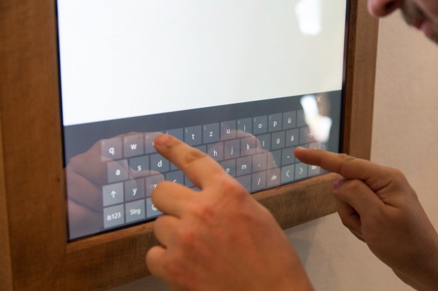 Im Inneren ist Dirror ein Windows-10-Tablet, das wie gewohnt per Touchscreen bedient werden kann. (Bild: Martin Wolf/Golem.de)