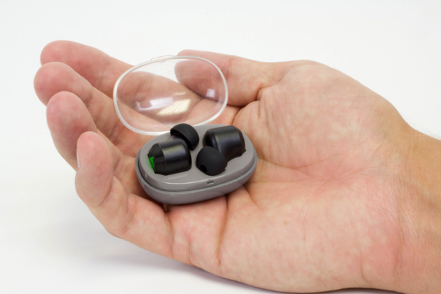 Die Fireflies-Stecker mit der Ladeschale (Bild: Fireflies Audio)