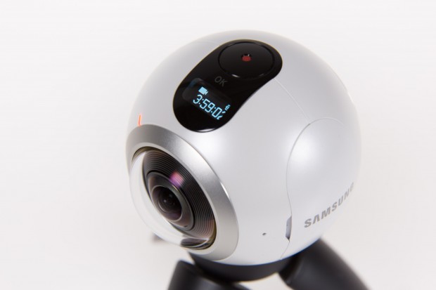 Die Gear 360 verfügt über ein kleines Display. (Bild: Martin Wolf/Golem.de)