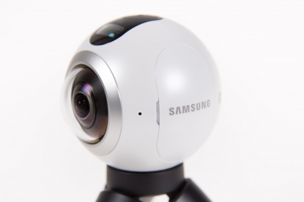 Die Fisheye-Objektive nehmen zwei Einzelbilder auf. (Bild: Martin Wolf/Golem.de)