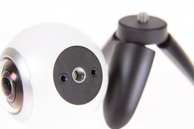 An der Unterseite befindet sich ein Stativgewinde, das Mini-Stativ ist im Lieferumfang enthalten. (Bild: Martin Wolf/Golem.de)