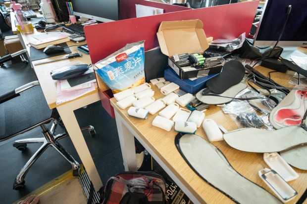 Im Großraumbüro herrscht ein geordnetes Chaos - hier zahlreiche Prototypen von Motion Metrics. (Bild: Tobias Költzsch/Golem.de)