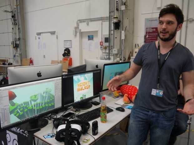 Steve Crouse von Pixelmaniacs stellt Height Walker vor. (Bild: Jan Bojaryn)