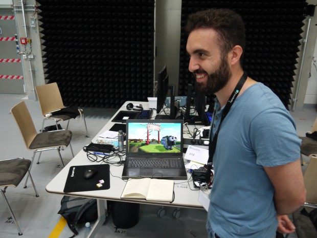 Gökhan Aydin von Fuel präsentiert ein Lego-Schaf. (Bild: Jan Bojaryn)