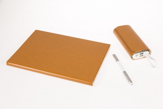 Das Matebook im zusammengeklappten Tastatur-Cover, daneben der Matepen und das Matedock in seiner H&uuml;lle (Bild: Martin Wolf/Golem.de)