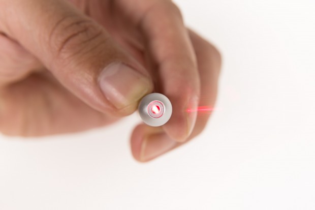 Am hinteren Ende des Matepens ist ein Laserpointer eingebaut. (Bild: Martin Wolf/Golem.de)
