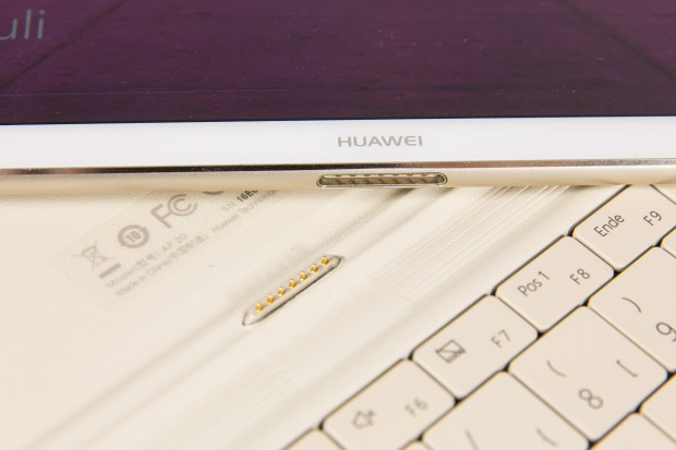 Das Matebook wird wie die Surface-Tablets &uuml;ber Pins mit der Tastatureinheit verbunden. Einen Akku ben&ouml;tigt die Tastatur nicht. (Bild: Martin Wolf/Golem.de)