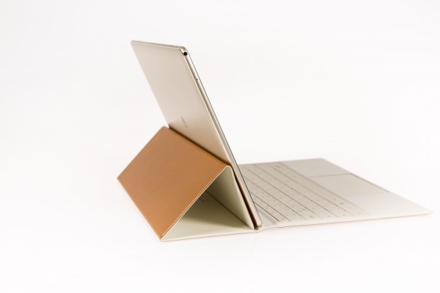 Das Tablet wird magnetisch mit dem Cover verbunden. (Bild: Martin Wolf/Golem.de)