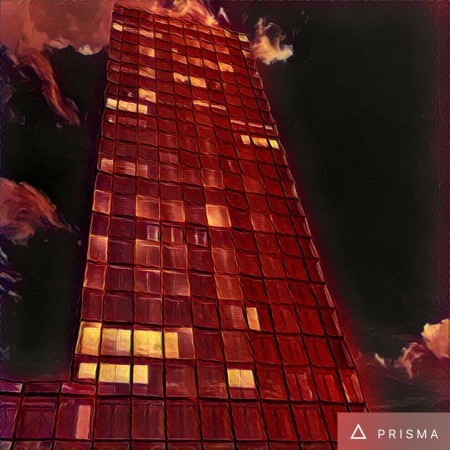 Mit "Flame Flower" wird das SZ-Hochhaus in ein feuriges Rot getaucht. (Bild: Prisma App)