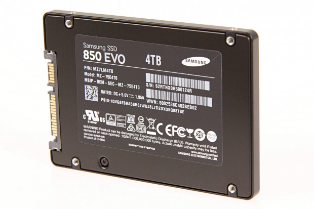 Die 2,5-Zoll-SSD ist 7 mm flach (Foto: Martin Wolf/Golem.de)
