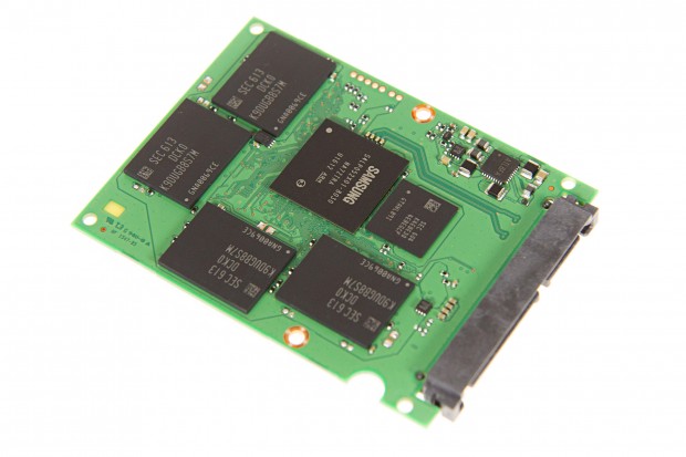 Vier weitere Flash-Packages, der DRAM und der Controller sitzen auf der Vorderseite (Foto: Martin Wolf/Golem.de)