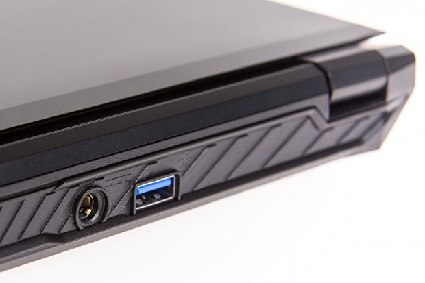 Das 120-Watt-Netzteil wird hinten angeschlossen (Foto: Martin Wolf/Golem.de)