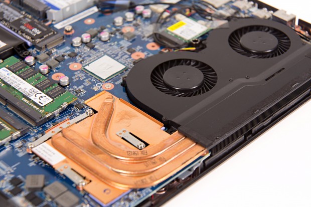 Um die Geforce GTX 980M k&uuml;mmern sich drei Heatpipes und zwei L&uuml;fter (Foto: Martin Wolf/Golem.de)