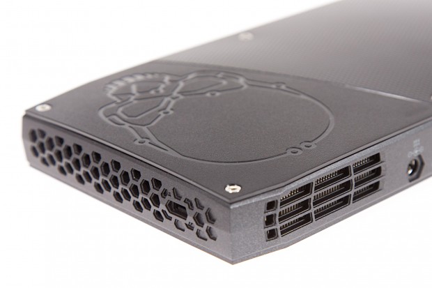 An der rechten Seite von vorne gesehen sitzt eine &Ouml;se f&uuml;r ein Kensington-Schloss. (Bild: Martin Wolf/Golem.de)