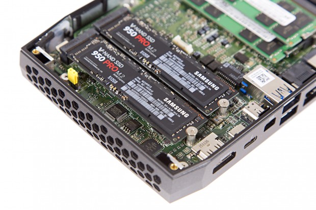 Wir verbauen zwei 950 Pro SSDs mit NVMe-PCIe-Anschluss. (Bild: Martin Wolf/Golem.de)