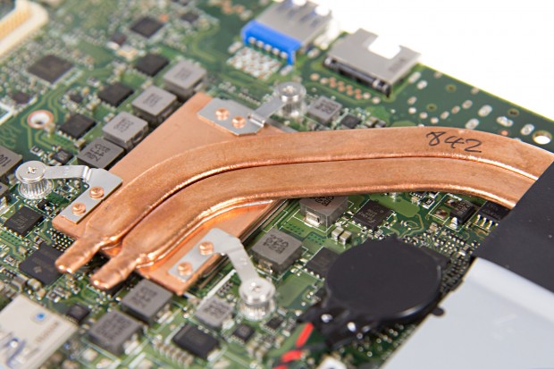 Unter der Kupferplatte und den Heatpipes stecken zwei Chips. (Bild: Martin Wolf/Golem.de)