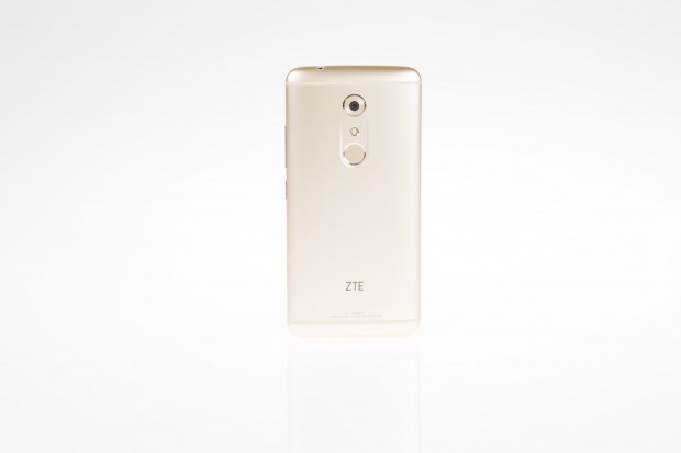 Das Axon 7 hat einen Aluminium-Unibody. (Bild: Martin Wolf/Golem.de)