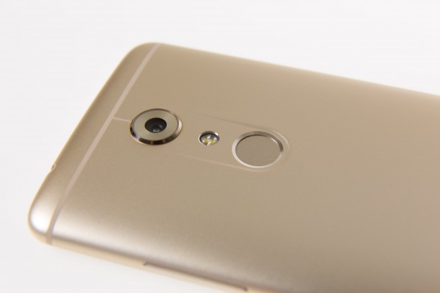 Die Kamera hat 20 Megapixel und einen LED-Dual-Blitz. (Bild: Martin Wolf/Golem.de)