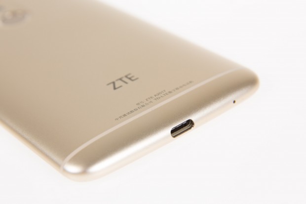 Geladen wird das Axon 7 über einen USB-C-Stecker. (Bild: Martin Wolf/Golem.de)