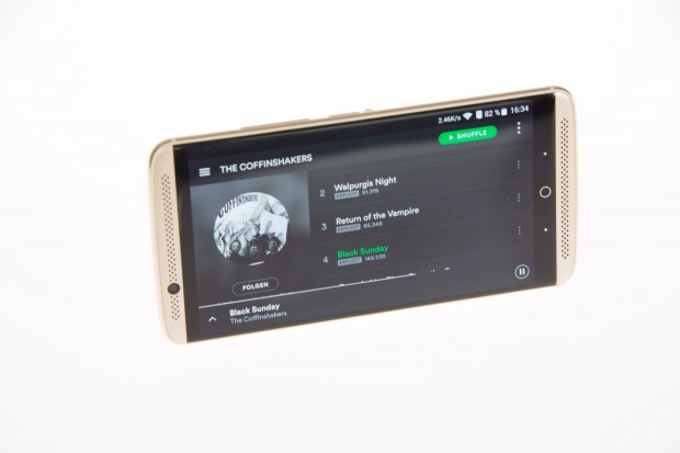 Auf der Vorderseite sind Stereolautsprecher eingebaut. (Bild: Martin Wolf/Golem.de)
