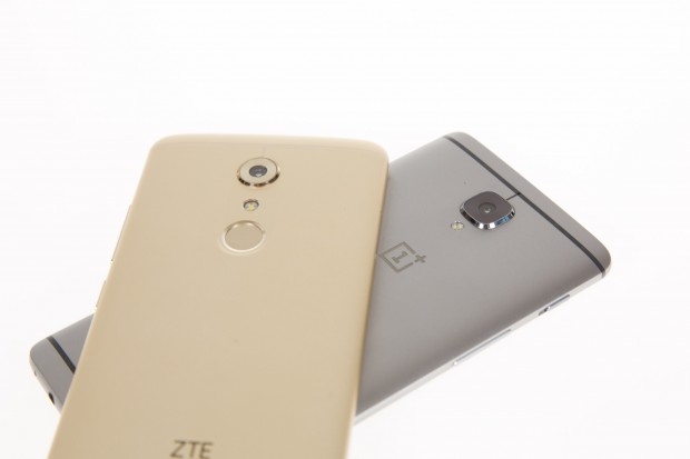 Anders als beim Three ist der Fingerabdrucksensor beim Axon 7 auf der Rückseite. (Bild: Martin Wolf/Golem.de)