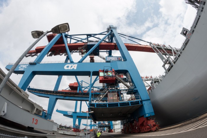 Containerbrücken be- und entladen die Schiffe. (Foto: Werner Pluta/Golem.de)