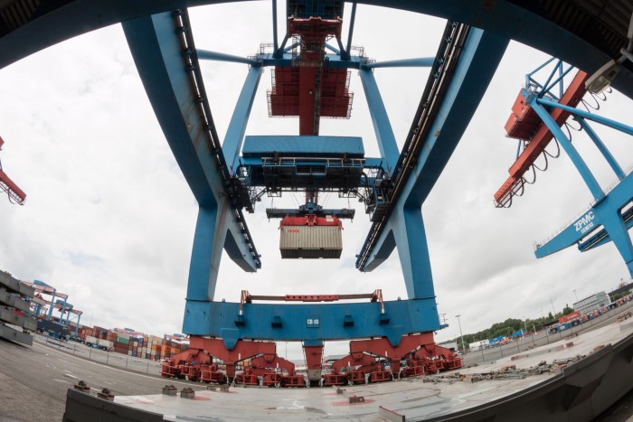 Eine Katze holt den Container vom Schiff, die zweite lädt ihn auf einen Transporter. (Foto: Werner Pluta/Golem.de)