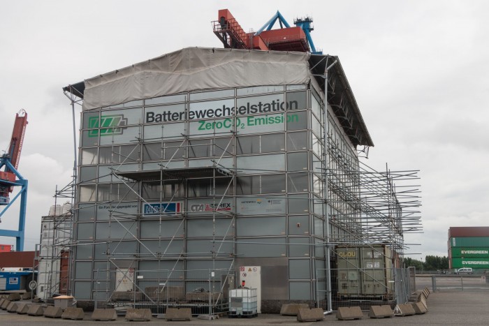 Einige der AGVs habe Elektroantrieb und Wechselakkus, die hier getauscht werden. (Foto: Werner Pluta/Golem.de)