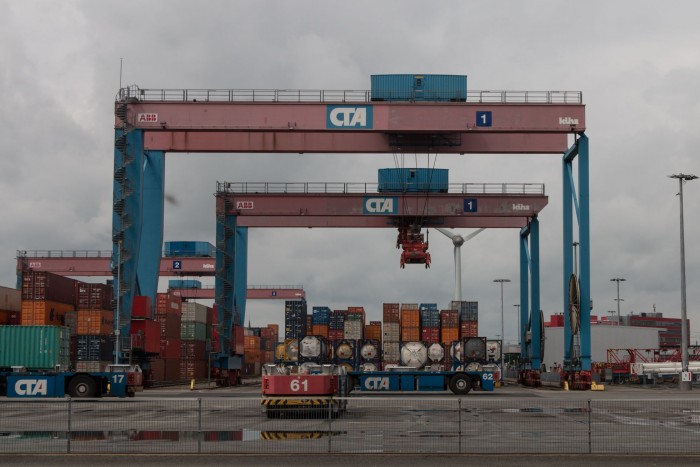 Die Container werden in Blocklagern gestapelt. Jedes Lager hat zwei automatisch gesteuerte Kräne. (Foto: Werner Pluta/Golem.de)