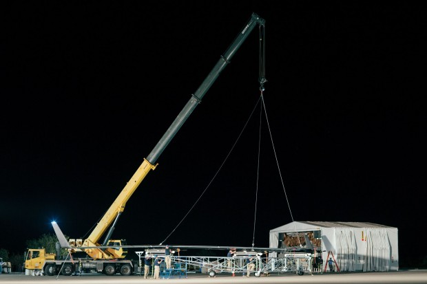 Ein Kran hatte ihn darauf gehoben. (Bild: Facebook)