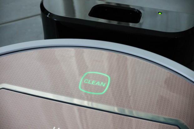 Mit der Sensortaste lässt sich der Staubsauger starten. (Bild: Martin Wolf/Golem.de)