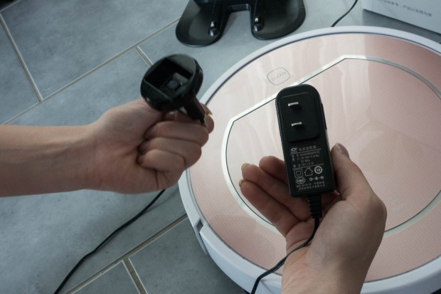 Für den Betrieb in Europa muss ein Netzadapter gekauft werden. (Bild: Martin Wolf/Golem.de)